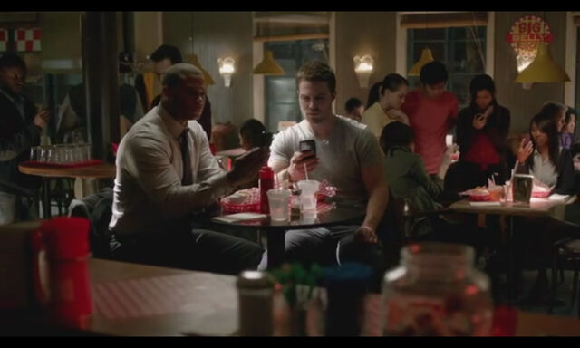 Datei:Arrow, S1E18, 4.jpg