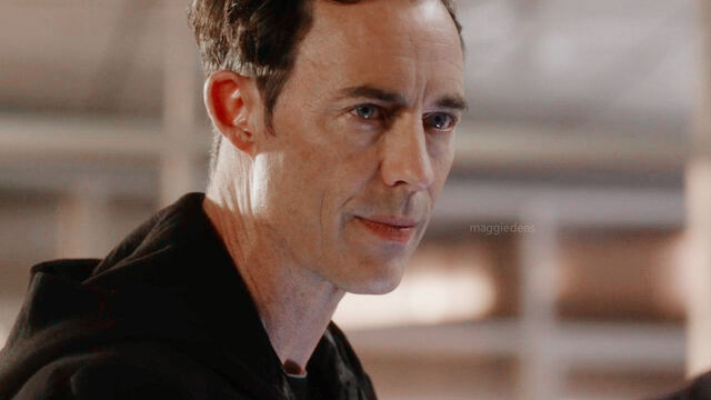 Файл:Harrison-in-The-Darkness-and-the-Light-eobard-thawne-dr-harrison-wells-39257134.jpg