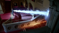 1x04 - Snart dispara y Flash corre en el teatro.png