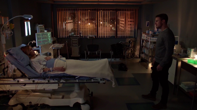 File:Oliver at Laurel's bedside.png