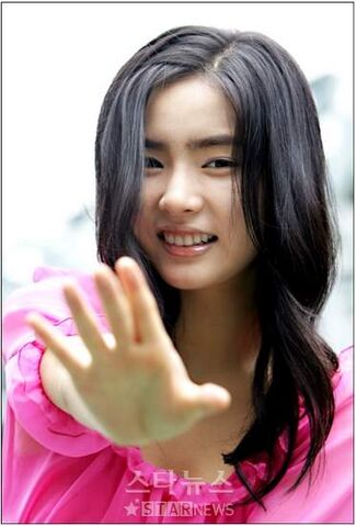 File:Shin Se-kyeong.jpg