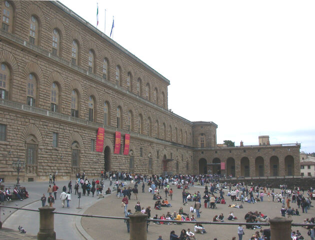 Arquivo:FirenzePalazzoPittiPiazzale.jpg