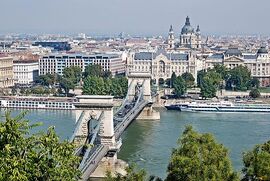 Kettenbrücke St.-Stephans-Basilika Budapest September 2013.jpg