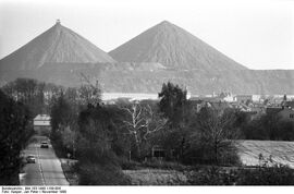 Bundesarchiv Bild 183-1990-1109-004, Thüringen, Abraumhalten, Uranbergbau.jpg