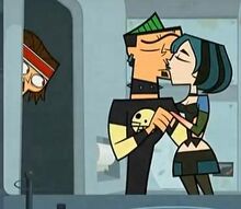 TDWT Tyler vede Duncan Gwen che si baciano.jpg
