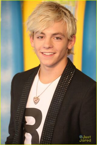 Archivo:Ross-lynch-maia-mitchell-teen-beach-movie-screening-23.jpg