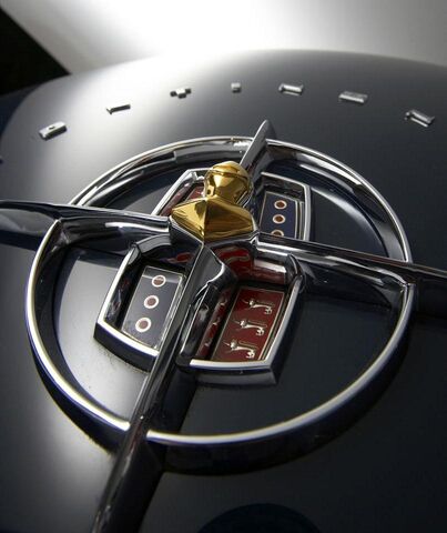 File:ContinentalMarkIIConvertibleTrunkEmblem2.jpg
