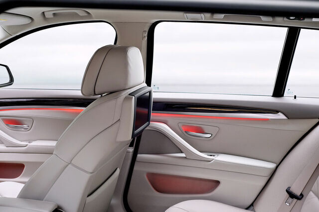 File:2011-BMW-5-Series-Touring-43.jpg