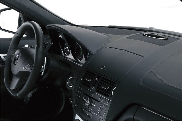 File:Mercedes-C63-AMG-Performance-Pack-2.jpg