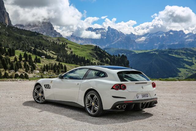 File:2017-Ferrari-GTC4Lusso-rear-three-quarter-02.jpg