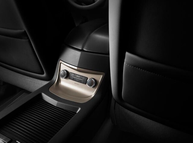 File:2010-lincoln-mkt0401280.jpg