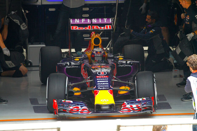 File:Ricciardo 2015 China pits.jpg
