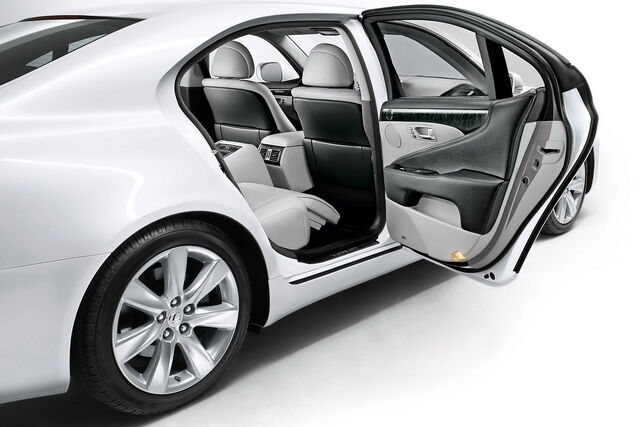 File:2010-Lexus-LS600h-4.jpg