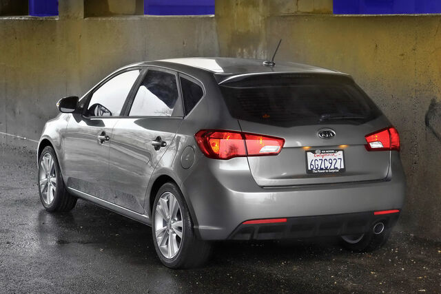 File:2011-Kia-Forte-Hatchback-150.jpg
