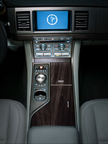 File:12-jaguar-xf.jpg