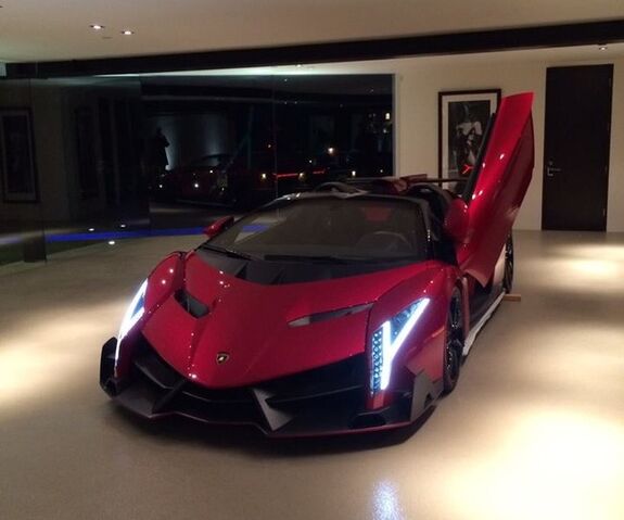 File:Lamborghini-veneno-roadster-mocks-la-motor-show-displayed-in-beverly-hills 2.jpg