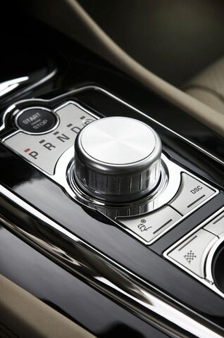 File:2010-jaguar-xk-r 25.jpg