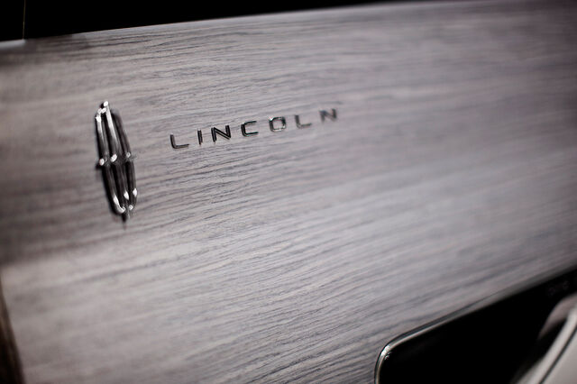 File:2010-lincoln-mkt-stock-images0015.jpg