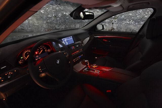 File:2011-BMW-5-Series-LWB-China-55.jpg