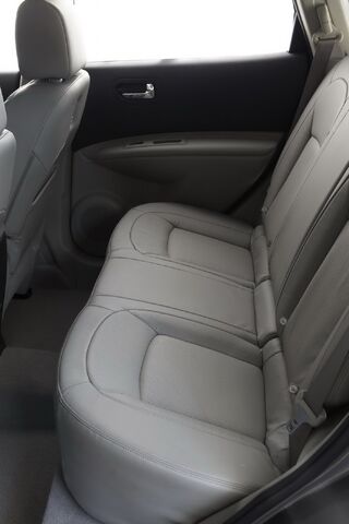 File:2011-Nissan-Rofue-FL-117.jpg