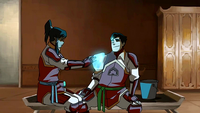 Korra sanando a Bolin.png