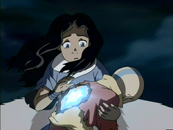 Katara probeert Aang tot leven te brengen.png