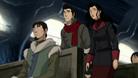 Mako y Asami sorprendidos.png
