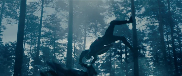 Datei:Avengers-age-of-ultron-tv-spot-2-boss-captain-america-flipping-motorcycle.png