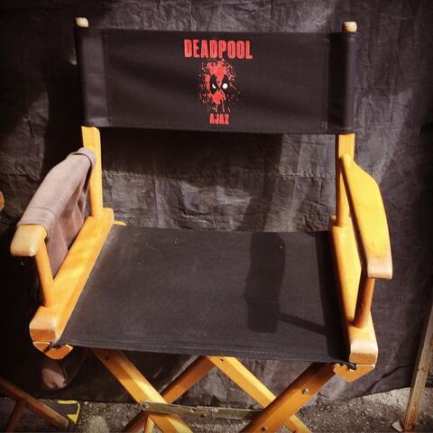Datei:Deadpool Stuhl Ed Skrein.jpg