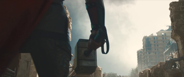 Datei:Avengers-age-of-ultron-trailer-screengrab-3-mjolnir.png