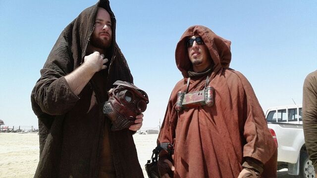 File:Star-Wars-Epsiode-VII-set-photos-in-Abu-Dhabi.jpg
