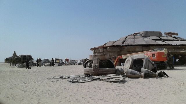 File:Star-Wars-Epsiode-VII-set-photos-in-Abu-Dhabi (4).jpg