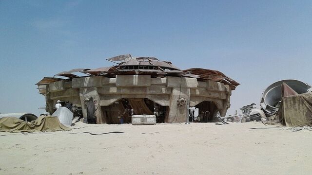 File:Star-Wars-Epsiode-VII-set-photos-in-Abu-Dhabi (1).jpg