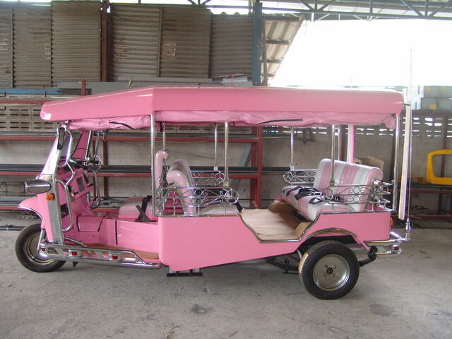 Archivo:Pink-tuk-tuk.jpg
