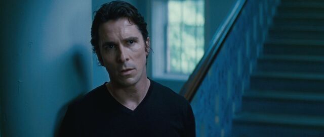 Archivo:Christian-bale-as-bruce-wayne-in-the-dark (1).jpg