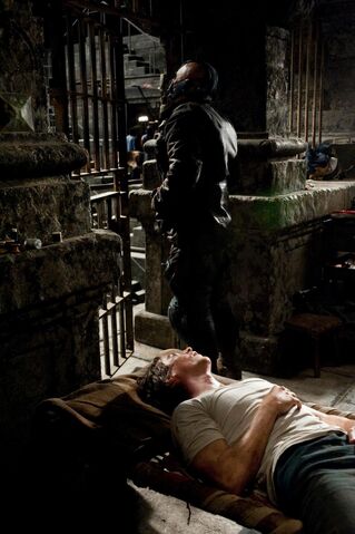 File:Bane BrucepitprisonTDKR.jpg