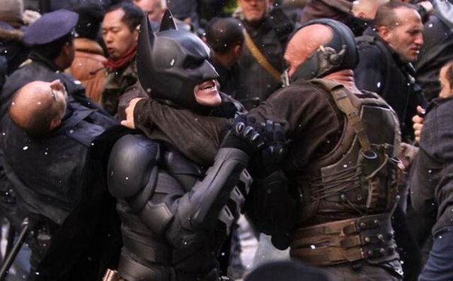 File:Bane-Batman in a headlock.jpeg