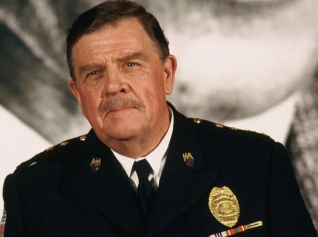 File:Pat-hingle-commissioner-gordon-1.jpg