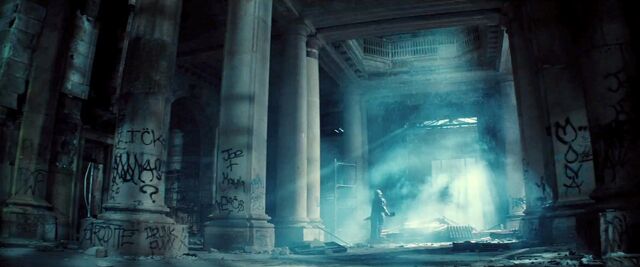 File:Batman-V-Superman-Trailer-Armor-Graffiti-Riddler.jpg
