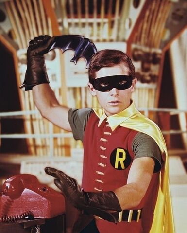 File:RobinBatarang.jpg