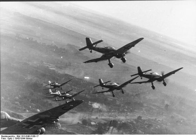 File:Sturzkampfflugzeug 87.jpg