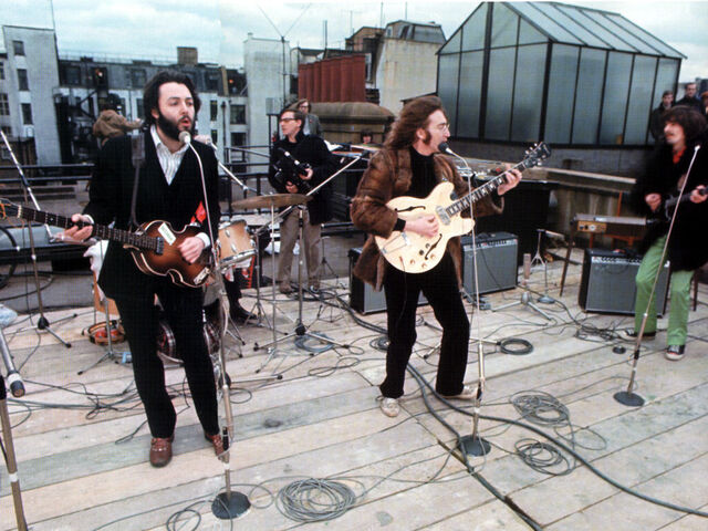 Fichier:Fabs-on-a-roof.jpg