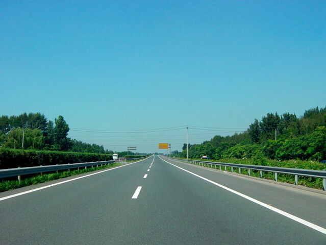 File:JingkaiFreewaySouthOfA6Beijing.jpg