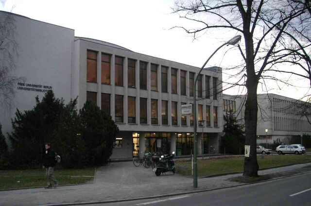 Datei:Freie Universität Berlin - Universitätsbibliothek - Eingang Garystrasse.jpg