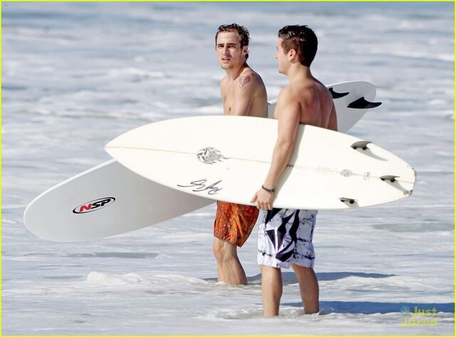 File:Kendall-Schmidt-Surfing-with-Logan-Henderson-big-time-rush-29892572-1222-903.jpg