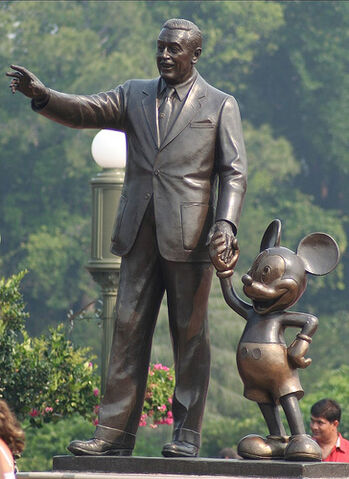 File:Ryandisneystatue.jpg