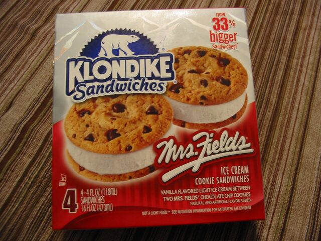 File:MrsFieldsBoxIceCreamSandwhich.jpg