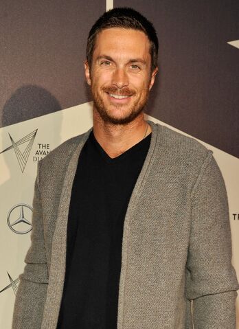 File:Oliver+Hudson+Mercedes+Benz+Transmission+LA+WBkjAzz2Qyfx.jpg