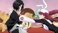 Riruka golpea a Rukia en el pecho