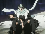 Byakuya ratuje Rukię przed upadkiem.png